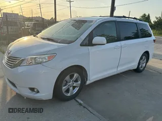 2015 Toyota Sienna LE AAS z VIN 5TDKK3DC5FS679407, wystawiony jako Copart lot #60572255 z przebiegiem 71 303 mil mil oraz Szkoda całkowita • Salvage title. Historia ofert i sprzedaży dostępna na DreamBid. Obrazek 2.
