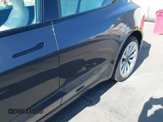 2023 Tesla Model 3 Long Range z VIN 5YJ3E1EB7PF704061, wystawiony jako IAAI lot #42079045 z przebiegiem 4 012 mil mil oraz . Historia ofert i sprzedaży dostępna na DreamBid. Obrazek 6.