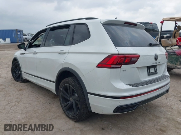 2024 Volkswagen Tiguan SE R-Line Black z VIN 3VVCB7AX3RM111987, wystawiony jako IAAI lot #42148019 z przebiegiem 6 455 mil mil oraz . Historia ofert i sprzedaży dostępna na DreamBid. Obrazek 3.