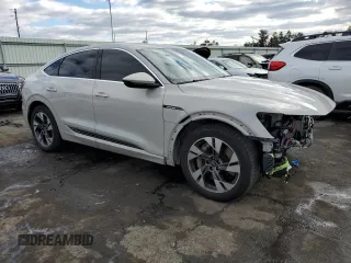 2022 Audi e-tron Sportback S line Premium z VIN WA11AAGE2NB013721, wystawiony jako Copart lot #81812643 z przebiegiem 40 749 mil mil oraz . Historia ofert i sprzedaży dostępna na DreamBid. Obrazek 4.