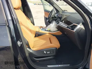2025 BMW X5 xDrive40i z VIN 5UX23EU04S9Y37497, wystawiony jako IAAI lot #42124797 z przebiegiem 6 256 mil mil oraz . Historia ofert i sprzedaży dostępna na DreamBid. Obrazek 5.