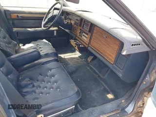 1985 Cadillac Seville z VIN 1G6KS698XFE804240, wystawiony jako IAAI lot #42125052 z przebiegiem 11 322 mil mil oraz . Historia ofert i sprzedaży dostępna na DreamBid. Obrazek 5.