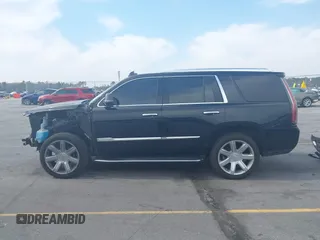 2017 Cadillac Escalade Luxury z VIN 1GYS4BKJ3HR307534, wystawiony jako IAAI lot #41762802 z przebiegiem 109 420 mil mil oraz . Historia ofert i sprzedaży dostępna na DreamBid. Obrazek 15.