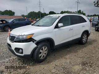 2013 Kia Sorento LX z VIN 5XYKT3A68DG419069, wystawiony jako Copart lot #61684635 z przebiegiem 162 889 mil mil oraz Czysty tytuł • Clean title. Historia ofert i sprzedaży dostępna na DreamBid. Obrazek 1.