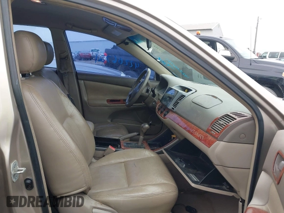 2002 Toyota Camry LE z VIN 4T1BE32K42U592181, wystawiony jako IAAI lot #42206721 z przebiegiem 299 947 mil mil oraz . Historia ofert i sprzedaży dostępna na DreamBid. Obrazek 5.