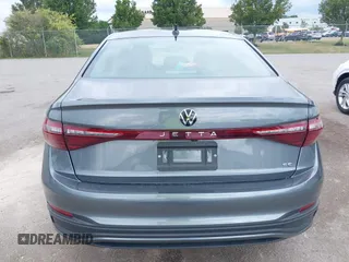 2025 Volkswagen Jetta SE с VIN 3VW7X7BU6SM085202, выставлен на аукционе IAAI как лот 42767432 с пробегом 1 009 миль миль и . История ставок и продаж доступна на DreamBid. Изображение 16.