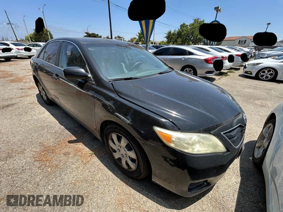 2010 Toyota Camry z VIN 4T1BF3EKXAU090976, wystawiony jako Copart lot #61294575 z przebiegiem 173 408 mil mil oraz Czysty tytuł • Clean title. Historia ofert i sprzedaży dostępna na DreamBid. Obrazek 1.
