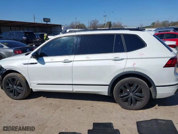 2022 Volkswagen Tiguan SE R-Line Black with VIN 3VVCB7AX4NM165115, listed as a IAAI auction lot 41624320 with 18,074 mi miles. Bid and sale history available at carsss.com. Image 14.