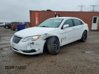 2014 Chrysler 200 LX z VIN 1C3CCBAB7EN143462, wystawiony jako Copart lot #57810995 z przebiegiem 116 527 mil mil oraz Szkoda całkowita • Salvage title. Historia ofert i sprzedaży dostępna na DreamBid. Obrazek 1.