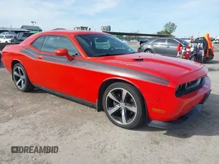 2013 Dodge Challenger R/T z VIN 2C3CDYBT6DH733845, wystawiony jako IAAI lot #41090619 z przebiegiem 138 886 mil mil oraz . Historia ofert i sprzedaży dostępna na DreamBid. Obrazek 1.