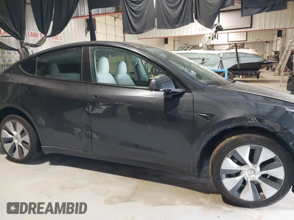 2024 Tesla Model Y Long Range z VIN 7SAYGDEEXRA226636, wystawiony jako IAAI lot #41622144 z przebiegiem 8 908 mil mil oraz . Historia ofert i sprzedaży dostępna na DreamBid. Obrazek 13.