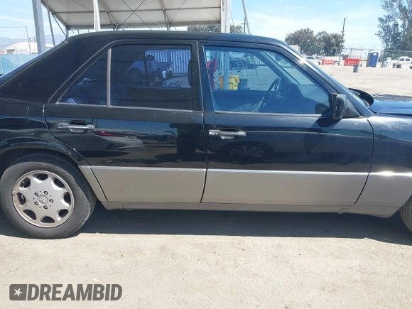 1993 Mercedes-Benz 400 E z VIN WDBEA34E6PB942402, wystawiony jako IAAI lot #41855899 z przebiegiem 124 065 mil mil oraz . Historia ofert i sprzedaży dostępna na DreamBid. Obrazek 13.