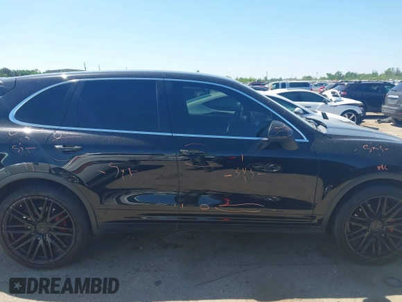 2014 Porsche Cayenne Turbo S E-Hybrid z VIN WP1AA2A24ELA07504, wystawiony jako IAAI lot #41967592 z przebiegiem 114 308 mil mil oraz . Historia ofert i sprzedaży dostępna na DreamBid. Obrazek 13.