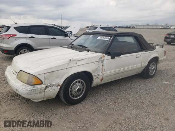 1993 Ford Mustang z VIN 1FACP44M1PF202775, wystawiony jako Copart lot #49049695 z przebiegiem 7 901 mil mil oraz Czysty tytuł • Clean title. Historia ofert i sprzedaży dostępna na DreamBid. Obrazek 1.