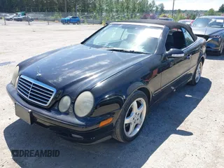 2000 Mercedes-Benz CLK 320/430 z VIN WDBLK65G1YT042203, wystawiony jako IAAI lot #42390576 z przebiegiem 161 672 mil mil oraz . Historia ofert i sprzedaży dostępna na DreamBid. Obrazek 2.