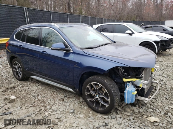 2021 BMW X1 xDrive28i z VIN WBXJG9C06M5T81056, wystawiony jako Copart lot #48388235 z przebiegiem 64 863 mil mil oraz Szkoda całkowita • Salvage title. Historia ofert i sprzedaży dostępna na DreamBid. Obrazek 4.
