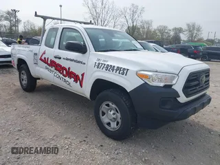 2018 Toyota Tacoma SR z VIN 5TFSX5EN3JX058375, wystawiony jako IAAI lot #42115157 z przebiegiem 171 454 mil mil oraz . Historia ofert i sprzedaży dostępna na DreamBid. Obrazek 1.