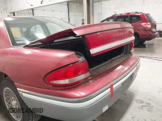 1993 Chrysler Concorde z VIN 2C3EL56F4PH641913, wystawiony jako IAAI lot #42233404 z przebiegiem 107 442 mil mil oraz . Historia ofert i sprzedaży dostępna na DreamBid. Obrazek 6.