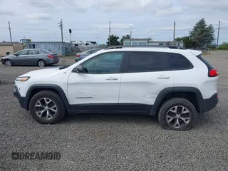 2017 Jeep Cherokee Trailhawk L Plus z VIN 1C4PJMBS2HD218558, wystawiony jako IAAI lot #42239283 z przebiegiem 147 838 mil mil oraz . Historia ofert i sprzedaży dostępna na DreamBid. Obrazek 14.