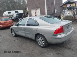 2001 Volvo S60 with VIN YV1RS61R012013431, listed as a IAAI auction lot 41193065 with 179,844 mi miles. Bid and sale history available at carsss.com. Image 3.