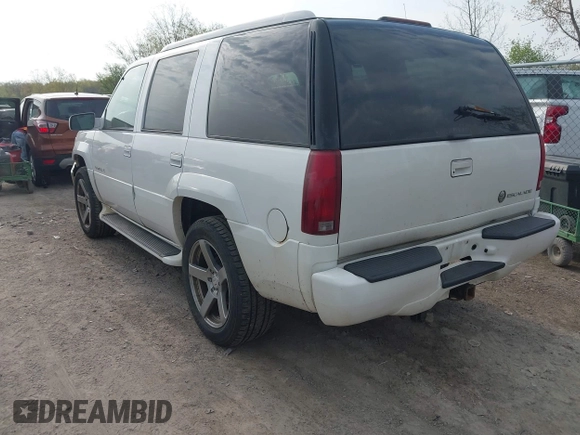 2000 Cadillac Escalade z VIN 1GYEK63R1YR207043, wystawiony jako IAAI lot #42139944 z przebiegiem 225 265 mil mil oraz . Historia ofert i sprzedaży dostępna na DreamBid. Obrazek 3.