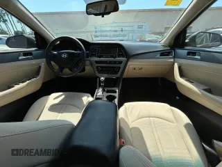 2015 Hyundai Sonata SE z VIN 5NPE24AF3FH182847, wystawiony jako Copart lot #58872415 z przebiegiem 134 917 mil mil oraz Czysty tytuł • Clean title. Historia ofert i sprzedaży dostępna na DreamBid. Obrazek 9.