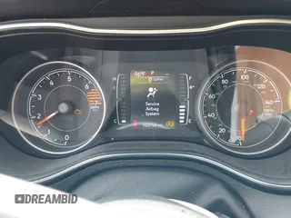 2019 Jeep Cherokee Latitude Plus z VIN 1C4PJLLB5KD316077, wystawiony jako IAAI lot #42723693 z przebiegiem 103 758 mil mil oraz . Historia ofert i sprzedaży dostępna na DreamBid. Obrazek 7.