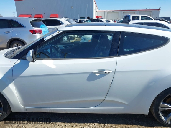 2016 Hyundai Veloster z VIN KMHTC6AD3GU267365, wystawiony jako IAAI lot #41469796 z przebiegiem 111 791 mil mil oraz . Historia ofert i sprzedaży dostępna na DreamBid. Obrazek 15.