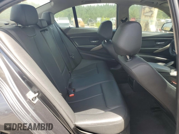 2015 BMW 3 Series 320i z VIN WBA3B1G56FNT63992, wystawiony jako Copart lot #60656215 z przebiegiem Nie podano mil oraz Czysty tytuł • Clean title. Historia ofert i sprzedaży dostępna na DreamBid. Obrazek 10.