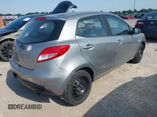 2012 Mazda 2 Sport z VIN JM1DE1KYXC0151752, wystawiony jako IAAI lot #42381999 z przebiegiem 145 071 mil mil oraz . Historia ofert i sprzedaży dostępna na DreamBid. Obrazek 4.