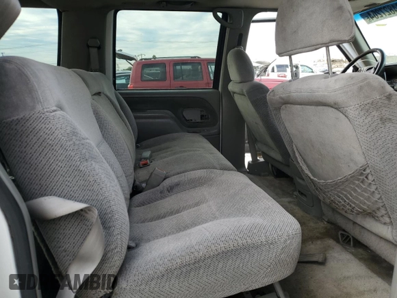 1996 Chevrolet Suburban with VIN 3GNEC16R5TG149147, listed as a Copart auction lot 84827204 with 320,305 mi miles and Salvage title. Bid and sale history available at DreamBid. Image 12.