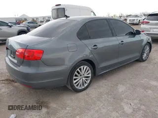 2011 Volkswagen Jetta SEL z VIN 3VWGX7AJ3BM328200, wystawiony jako IAAI lot #41768783 z przebiegiem 159 084 mil mil oraz . Historia ofert i sprzedaży dostępna na DreamBid. Obrazek 4.