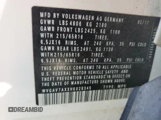 2017 Volkswagen Tiguan S z VIN WVGAV7AXXHK028345, wystawiony jako Copart lot #52797575 z przebiegiem 67 364 mil mil oraz Szkody całkowita. Historia ofert i sprzedaży dostępna na DreamBid. Obrazek 13.