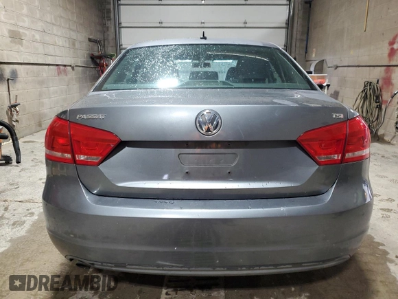 2014 Volkswagen Passat S z VIN 1VWAS7A39EC024588, wystawiony jako Copart lot #57968045 z przebiegiem 131 284 mil mil oraz Szkoda całkowita • Salvage title. Historia ofert i sprzedaży dostępna na DreamBid. Obrazek 6.