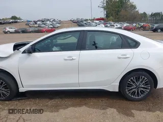 2023 Kia Forte GT-Line z VIN 3KPF54AD7PE683899, wystawiony jako IAAI lot #41902601 z przebiegiem 13 859 mil mil oraz . Historia ofert i sprzedaży dostępna na DreamBid. Obrazek 14.