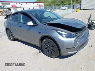 2025 Tesla Model Y Long Range z VIN 7SAYGDED4SA357476, wystawiony jako IAAI lot #41881501 z przebiegiem 4280 mil mil oraz . Historia ofert i sprzedaży dostępna na DreamBid. Obrazek 1.