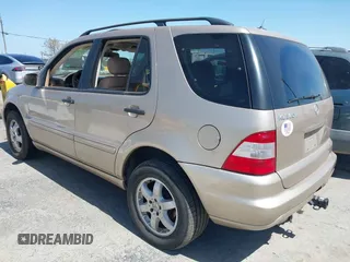 2002 Mercedes-Benz M 320/430/500 z VIN 4JGAB54E52A298975, wystawiony jako IAAI lot #41985135 z przebiegiem 278 592 mil mil oraz . Historia ofert i sprzedaży dostępna na DreamBid. Obrazek 3.