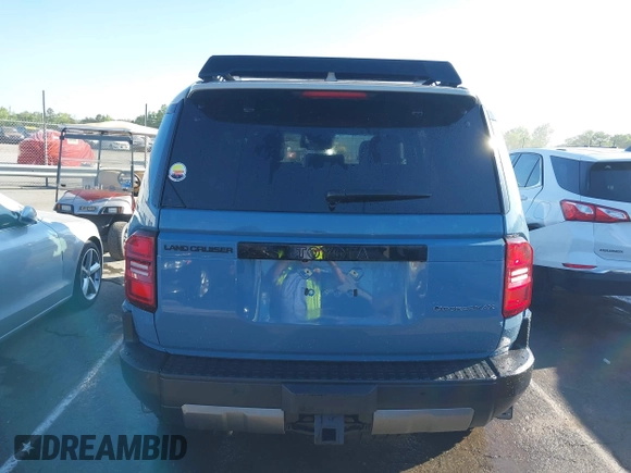 2024 Toyota Land Cruiser z VIN JTEABFAJ7RK003144, wystawiony jako IAAI lot #42040885 z przebiegiem 4 749 mil mil oraz . Historia ofert i sprzedaży dostępna na DreamBid. Obrazek 16.
