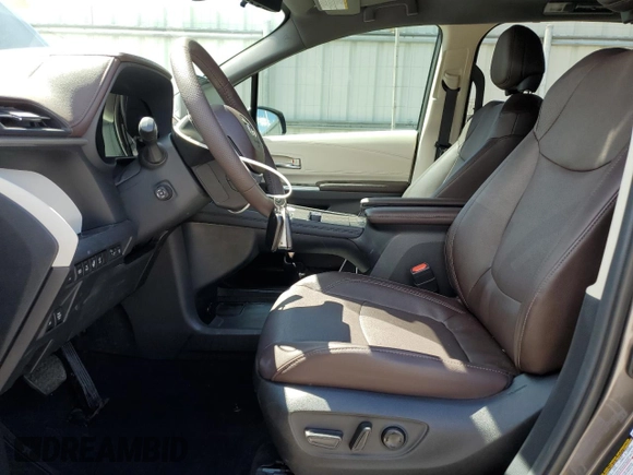 2024 Toyota Sienna Platinum z VIN 5TDESKFC4RS134873, wystawiony jako Copart lot #57152205 z przebiegiem 29 066 mil mil oraz Szkody całkowita. Historia ofert i sprzedaży dostępna na DreamBid. Obrazek 7.