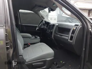 2019 Ram 1500 Tradesman z VIN 1C6RR7FG6KS625365, wystawiony jako IAAI lot #42163213 z przebiegiem 99 259 mil mil oraz . Historia ofert i sprzedaży dostępna na DreamBid. Obrazek 5.