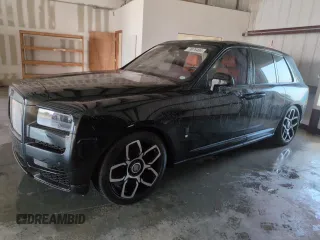 2023 Rolls-Royce Cullinan z VIN SLATV4C02PU220042, wystawiony jako Copart lot #73976404 z przebiegiem Nie podano mil oraz Nie do naprawy. Historia ofert i sprzedaży dostępna na DreamBid. Obrazek 1.