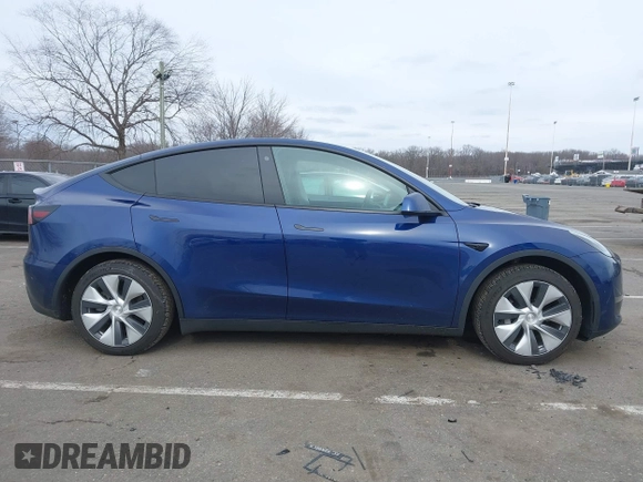 2022 Tesla Model Y Long Range with VIN 7SAYGDEE1NF329909, listed as a IAAI auction lot 41628643 with 32,824 mi miles. Bid and sale history available at carsss.com. Image 13.
