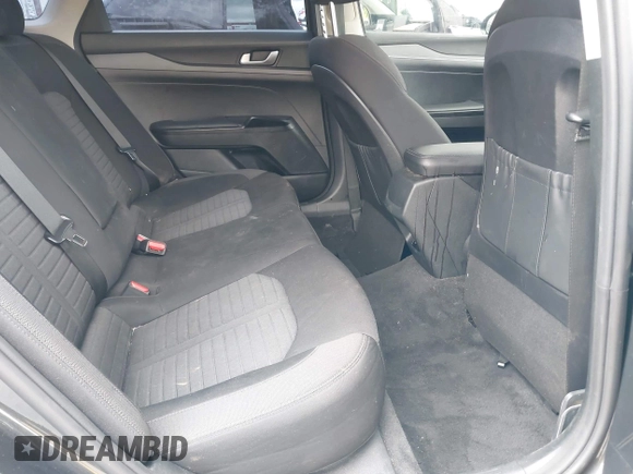 2025 Kia K5 LXS z VIN KNAG24J77S5316431, wystawiony jako IAAI lot #42072969 z przebiegiem 14 413 mil mil oraz . Historia ofert i sprzedaży dostępna na DreamBid. Obrazek 8.