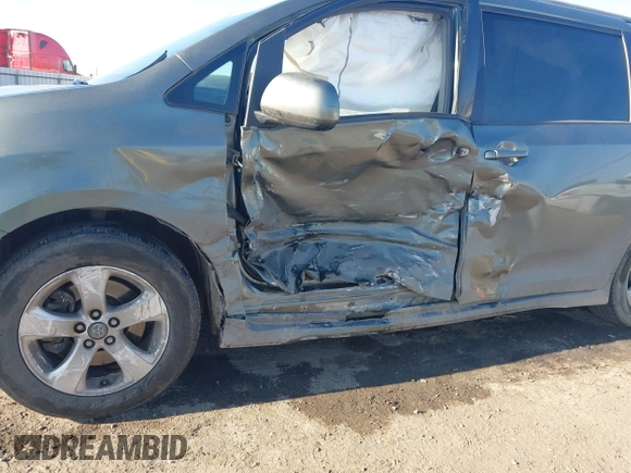 2018 Toyota Sienna LE Auto Access Seat with VIN 5TDKZ3DC5JS932357, listed as a IAAI auction lot 41332285 with 120,559 mi miles. Bid and sale history available at carsss.com. Image 6.