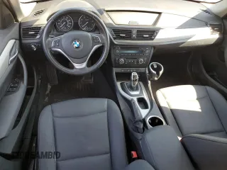 2014 BMW X1 xDrive28i z VIN WBAVL1C5XEVY13900, wystawiony jako Copart lot #56472225 z przebiegiem Nie podano mil oraz Szkoda całkowita • Salvage title. Historia ofert i sprzedaży dostępna na DreamBid. Obrazek 8.