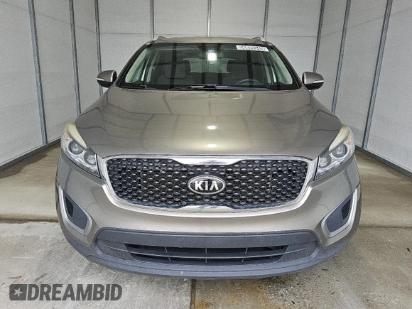 2017 Kia Sorento LX z VIN 5XYPGDA36HG284069, wystawiony jako Copart lot #56899345 z przebiegiem 106 724 mil mil oraz Czysty tytuł • Clean title. Historia ofert i sprzedaży dostępna na DreamBid. Obrazek 5.