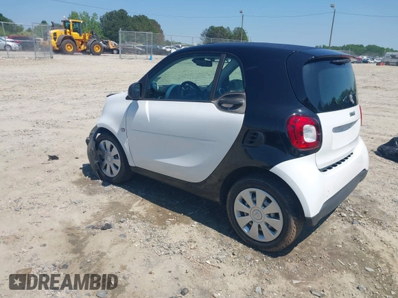 2016 Smart fortwo Passion z VIN WMEFJ5DA6GK078340, wystawiony jako IAAI lot #42140363 z przebiegiem 114 647 mil mil oraz . Historia ofert i sprzedaży dostępna na DreamBid. Obrazek 3.