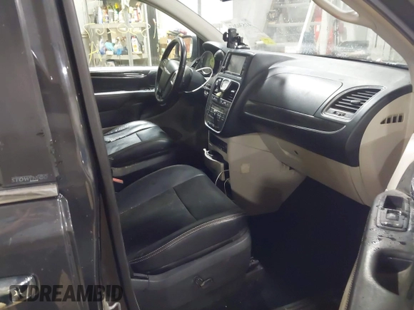 2011 Chrysler Town & Country Touring-L with VIN 2A4RR8DG1BR783206, listed as a IAAI auction lot 41530267 with 128,237 mi miles. Bid and sale history available at carsss.com. Image 5.