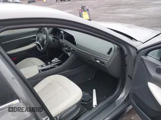 2023 Hyundai Sonata SEL z VIN KMHL64JA2PA256098, wystawiony jako IAAI lot #41846406 z przebiegiem 17 297 mil mil oraz . Historia ofert i sprzedaży dostępna na DreamBid. Obrazek 5.