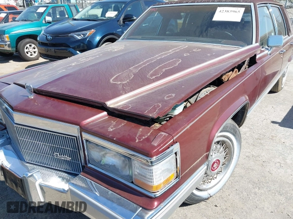 1991 Cadillac Brougham z VIN 1G6DW54E4MR716777, wystawiony jako IAAI lot #42383965 z przebiegiem 197 824 mil mil oraz . Historia ofert i sprzedaży dostępna na DreamBid. Obrazek 6.